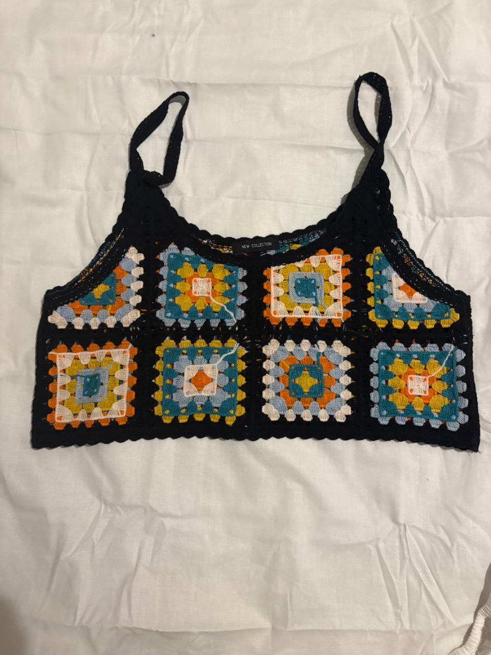 Top crochet nero con quadrati colorati